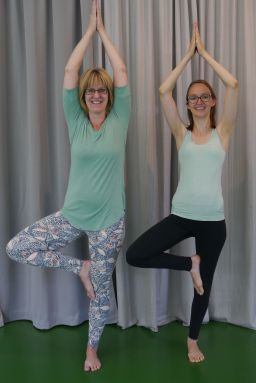 Mieke en Yvonne in boomhouding 3